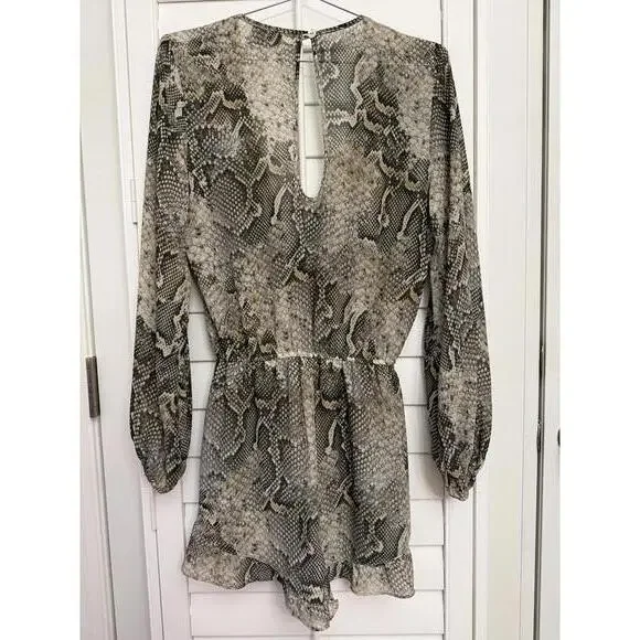 Show Me Your Mumu gray snakeskin print romper size Small - Picture 6 of 8